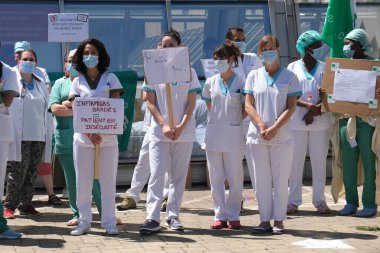 Brüksel, Belçika. 23 Haziran 2020. Ixelles Hastanesi 'nde daha iyi çalışma koşulları çağrısında bulunan bir protestoya sağlık çalışanları da katıldı..