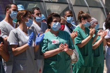 Brüksel, Belçika. 23 Haziran 2020. Ixelles Hastanesi 'nde daha iyi çalışma koşulları çağrısında bulunan bir protestoya sağlık çalışanları da katıldı..