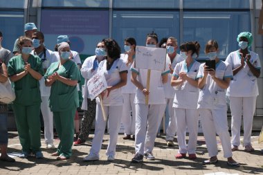 Brüksel, Belçika. 23 Haziran 2020. Ixelles Hastanesi 'nde daha iyi çalışma koşulları çağrısında bulunan bir protestoya sağlık çalışanları da katıldı..