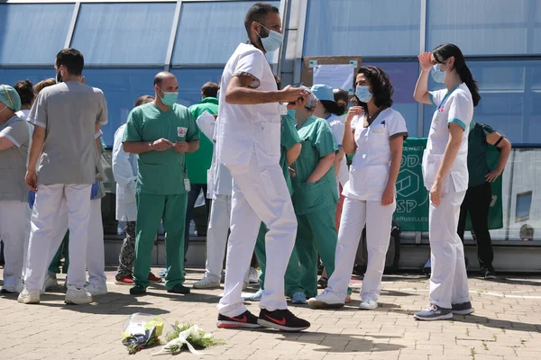 Brüksel, Belçika. 23 Haziran 2020. Ixelles Hastanesi 'nde daha iyi çalışma koşulları çağrısında bulunan bir protestoya sağlık çalışanları da katıldı..