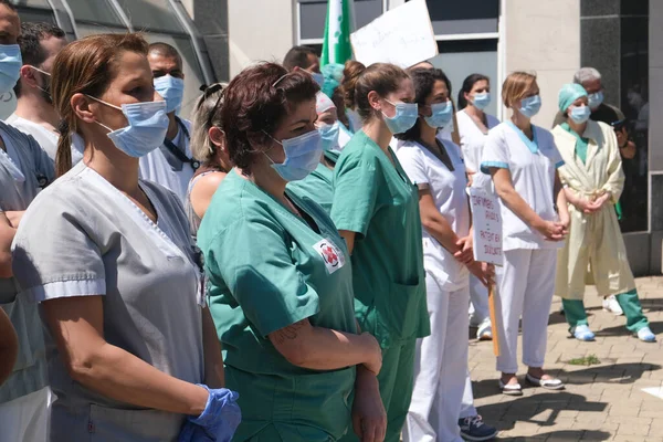 Brüksel, Belçika. 23 Haziran 2020. Ixelles Hastanesi 'nde daha iyi çalışma koşulları çağrısında bulunan bir protestoya sağlık çalışanları da katıldı..