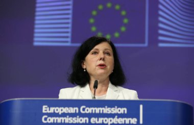 AB Komiseri Vera Jourova ve AB Komisyon Üyesi Didier Reynders, 24 Haziran 2020 'de Brüksel' de AB 'nin veri koruma konusundaki kuralları (GDPR) ve yeni AB mağdur hakları stratejisi konulu basın toplantısı düzenlediler.