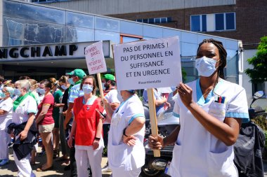 Brüksel, Belçika. 24 Haziran 2020. Moliere Hastanesi 'nde daha iyi çalışma koşulları çağrısında bulunan protestolara sağlık çalışanları da katıldı - Longchamp.