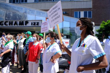 Brüksel, Belçika. 24 Haziran 2020. Moliere Hastanesi 'nde daha iyi çalışma koşulları çağrısında bulunan protestolara sağlık çalışanları da katıldı - Longchamp.