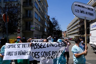 Brüksel, Belçika. 24 Haziran 2020. Moliere Hastanesi 'nde daha iyi çalışma koşulları çağrısında bulunan protestolara sağlık çalışanları da katıldı - Longchamp.