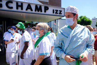 Brüksel, Belçika. 24 Haziran 2020. Moliere Hastanesi 'nde daha iyi çalışma koşulları çağrısında bulunan protestolara sağlık çalışanları da katıldı - Longchamp.