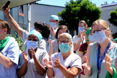 Brüksel, Belçika. 24 Haziran 2020. Moliere Hastanesi 'nde daha iyi çalışma koşulları çağrısında bulunan protestolara sağlık çalışanları da katıldı - Longchamp.