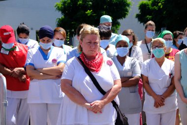 Brüksel, Belçika. 24 Haziran 2020. Moliere Hastanesi 'nde daha iyi çalışma koşulları çağrısında bulunan protestolara sağlık çalışanları da katıldı - Longchamp.