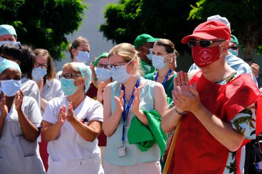 Brüksel, Belçika. 24 Haziran 2020. Moliere Hastanesi 'nde daha iyi çalışma koşulları çağrısında bulunan protestolara sağlık çalışanları da katıldı - Longchamp.