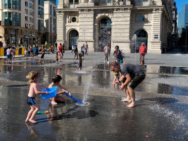 Brüksel, Belçika. 25 Haziran 2020. İnsanlar sıcak bir yaz gününde merkez meydandaki çeşmelerde serinlerler..