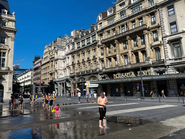 브뤼셀 벨기에 2020 무더운 여름날 광장에 분수에서 사람들은 해진다 — 스톡 사진