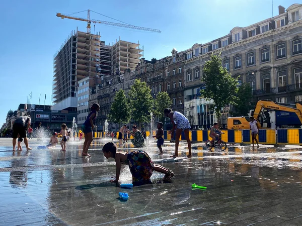 브뤼셀 벨기에 2020 무더운 여름날 광장에 분수에서 사람들은 해진다 — 스톡 사진