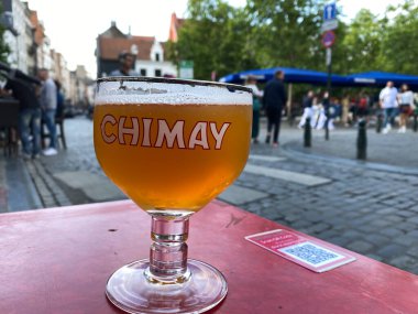 19 Haziran 2020 'de Brüksel, Belçika' da tipik bir Belçika barında bir bardak Chimay Trappist birası.