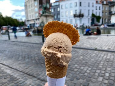 19 Haziran 2020 'de Brüksel, Belçika' da güneşli bir günde bir adam dondurma saklar.