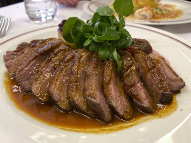 20 Haziran 2020 'de Brüksel, Belçika' da bir restoranda servis edilen jöleli ördek filetosu.