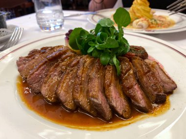 20 Haziran 2020 'de Brüksel, Belçika' da bir restoranda servis edilen jöleli ördek filetosu.