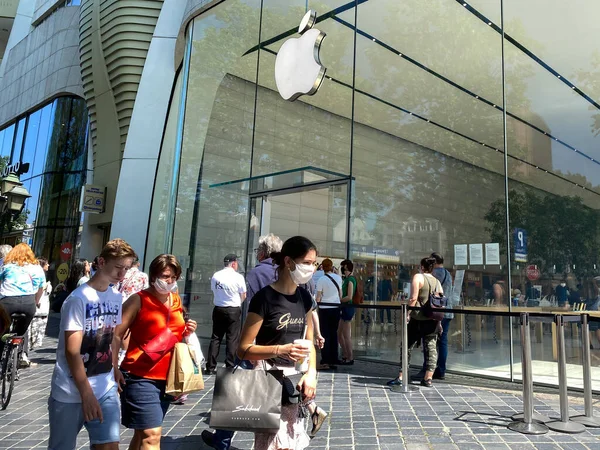 人々は2020年6月23日にベルギーのブリュッセルにあるApple StoreでApple Inc の外を歩く — ストック写真