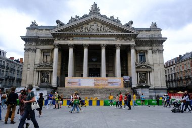 27 Haziran 2020 'de Brüksel, Belçika' da güneşli bir günde yüz maskesi takan yayalar Place de la Bourse 'da yürürler..