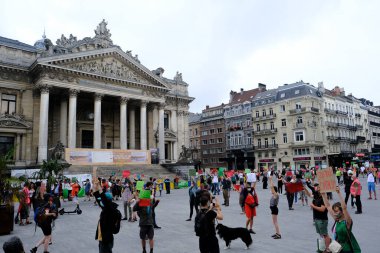Brüksel, Belçika. 27 Haziran 2020. Eylemciler, Yok Olma İsyanı iklim değişikliği eylemcilerinin protestosu sırasında pankart tutuyorlar.