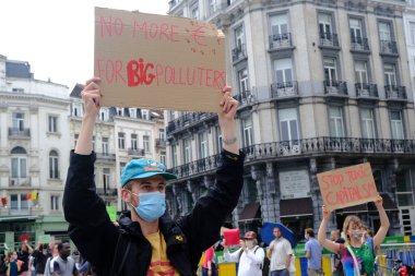 Brüksel, Belçika. 27 Haziran 2020. Eylemciler, Yok Olma İsyanı iklim değişikliği eylemcilerinin protestosu sırasında pankart tutuyorlar.