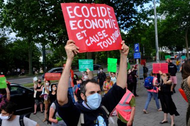Brüksel, Belçika. 27 Haziran 2020. Eylemciler, Yok Olma İsyanı iklim değişikliği eylemcilerinin protestosu sırasında pankart tutuyorlar.
