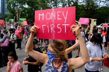 Brüksel, Belçika. 27 Haziran 2020. Eylemciler, Yok Olma İsyanı iklim değişikliği eylemcilerinin protestosu sırasında pankart tutuyorlar.