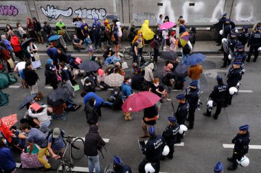 Brüksel, Belçika. 27 Haziran 2020. Yok Olma İsyanı iklim değişikliği eylemcilerinin protestosu sırasında bir polis güvenlik hattı önünde eylemciler