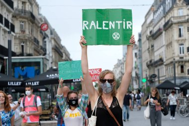 Brüksel, Belçika. 27 Haziran 2020. Eylemciler, Yok Olma İsyanı iklim değişikliği eylemcilerinin protestosu sırasında pankart tutuyorlar.