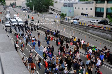 Brüksel, Belçika. 27 Haziran 2020. Yok Olma İsyanı iklim değişikliği eylemcilerinin protestosu sırasında bir polis güvenlik hattı önünde eylemciler