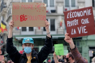 Brüksel, Belçika. 27 Haziran 2020. Eylemciler, Yok Olma İsyanı iklim değişikliği eylemcilerinin protestosu sırasında pankart tutuyorlar.