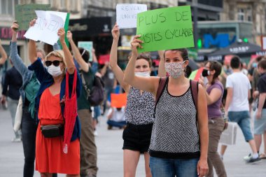Brüksel, Belçika. 27 Haziran 2020. Eylemciler, Yok Olma İsyanı iklim değişikliği eylemcilerinin protestosu sırasında pankart tutuyorlar.