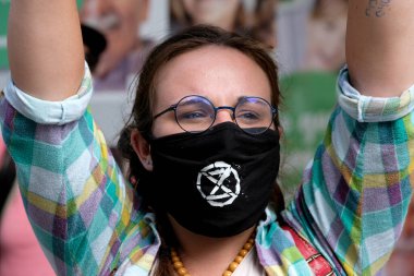 Brüksel, Belçika. 27 Haziran 2020. Eylemciler, Yok Olma İsyanı iklim değişikliği eylemcilerinin protestosu sırasında pankart tutuyorlar.
