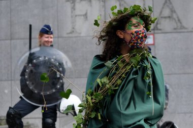 Brüksel, Belçika. 27 Haziran 2020. Eylemciler, Soykırım İsyanı iklim değişikliği eylemcilerinin protestosu sırasında bir polis güvenlik hattının yanında 