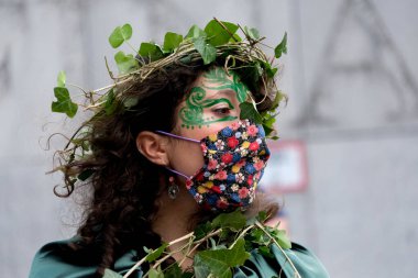 Brüksel, Belçika. 27 Haziran 2020. Eylemciler, Soykırım İsyanı iklim değişikliği eylemcilerinin protestosu sırasında bir polis güvenlik hattının yanında 