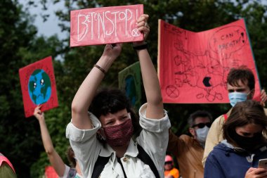 Brüksel, Belçika. 27 Haziran 2020. Eylemciler, Yok Olma İsyanı iklim değişikliği eylemcilerinin protestosu sırasında pankart tutuyorlar.