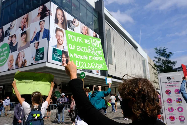 ベルギーのブリュッセル 2020年6月27日 活動家は絶滅の抗議の間にプラカードを保持しています反乱気候変動活動家 — ストック写真