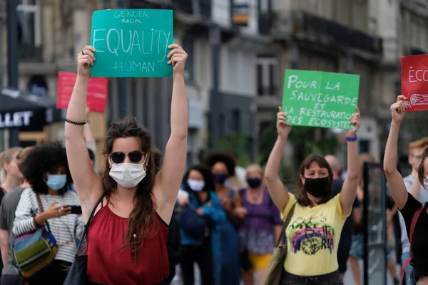 Bruselas Bélgica Junio 2020 Activistas Sostienen Pancartas Durante Una Protesta — Foto de Stock