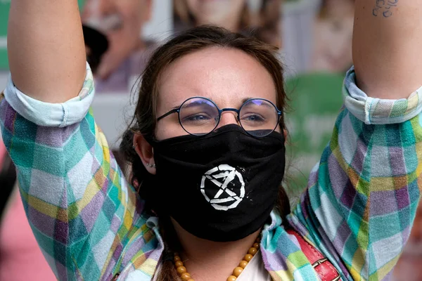 Brüksel, Belçika. 27 Haziran 2020. Eylemciler, Yok Olma İsyanı iklim değişikliği eylemcilerinin protestosu sırasında pankart tutuyorlar.