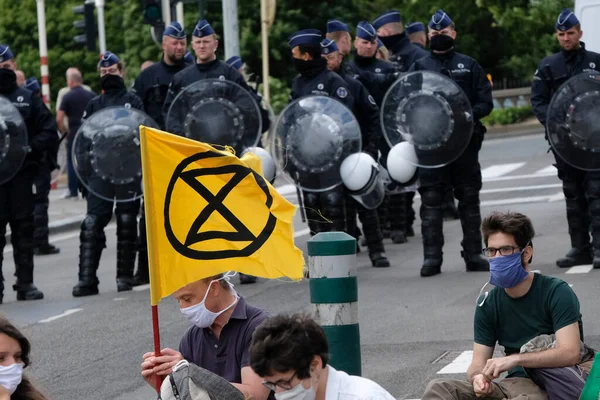 Брюссель Бельгия Июня 2020 Года Активисты Перед Линией Безопасности Полиции Стоковое Фото