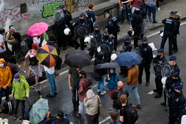 Bruxelas Bélgica Junho 2020 Ativistas Frente Uma Linha Segurança Policial — Fotografia de Stock