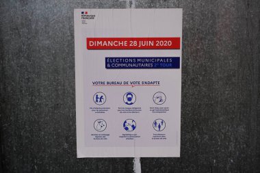 28 Haziran 2020 'de Fransa' nın Lille kentinde yapılan Fransız Belediye seçimlerinin ikinci turunda sandık merkezinin dış görünüşü.
