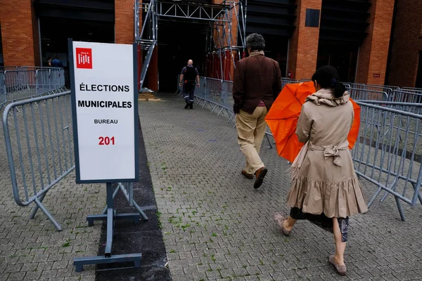 Ludzie Przybywają Lokalu Wyborczego Podczas Drugiej Tury Wyborów Samorządowych Francji — Zdjęcie stockowe