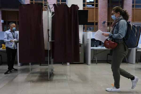 Die Wähler Geben Ihre Stimme Wahllokal Während Der Zweiten Runde — Stockfoto