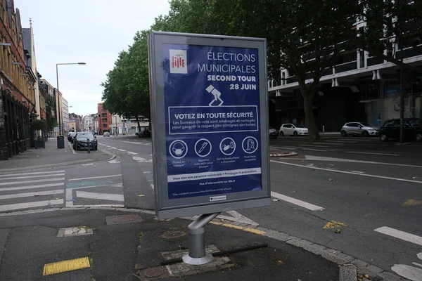 在2020年6月28日于法国里尔举行的第二轮法国市政选举期间 选民在投票站投票 — 图库照片