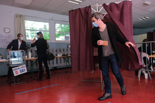 Избиратели проголосовали на избирательном участке во время второго тура муниципальных выборов во Франции в Лилле 28 июня 2020 года
.