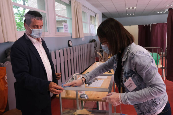 Избиратели проголосовали на избирательном участке во время второго тура муниципальных выборов во Франции в Лилле 28 июня 2020 года
.