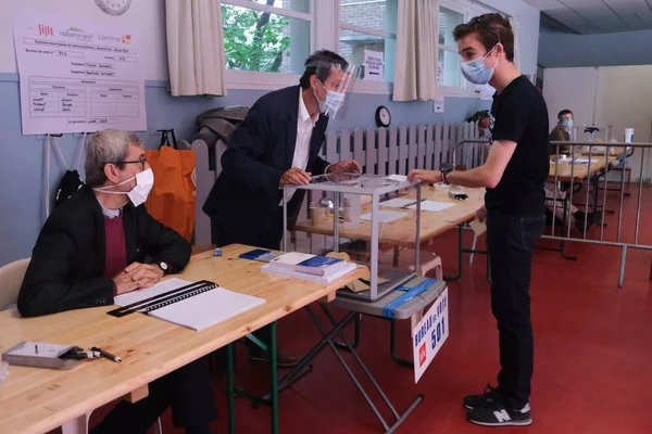 Voters Cast Vote Polling Station Second French Municipal Elections Lille — Stock Photo, Image