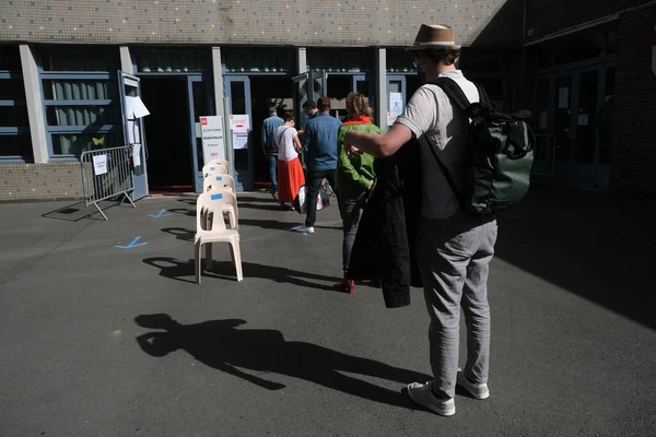 Люди Прибывают Избирательный Участок Время Второго Тура Муниципальных Выборов Франции — стоковое фото