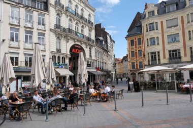 Fransa 'nın Lille kentindeki HORECA sektörü Haziran ayında yeniden açılırken, müşteriler bar / restoran terasından yararlanıyor. 28, 2020.