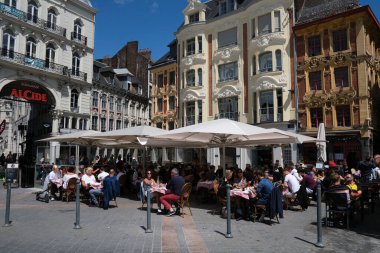 Fransa 'nın Lille kentindeki HORECA sektörü Haziran ayında yeniden açılırken, müşteriler bar / restoran terasından yararlanıyor. 28, 2020.